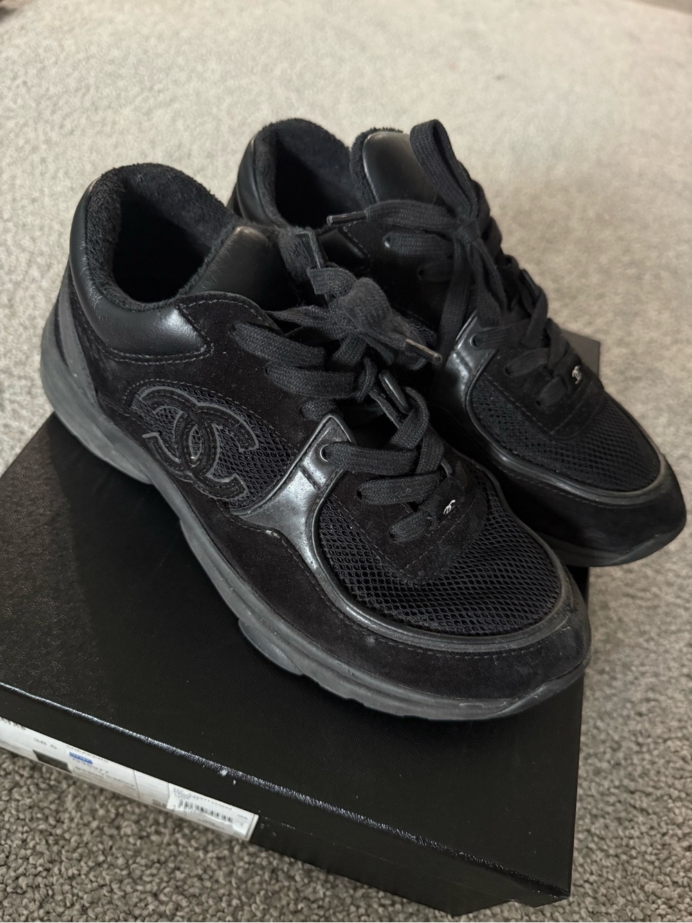 CHANEL Black Low-Top CC Logo Sneakers